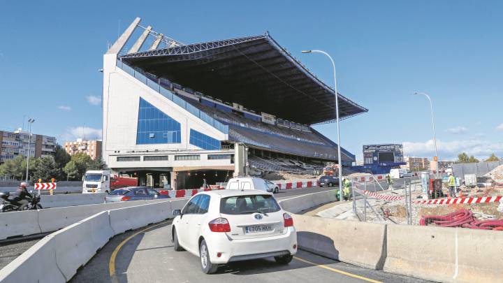 Estado actual de la tribuna de preferencia del Vicente Calderón. Los coches pasan por donde estaba el césped.