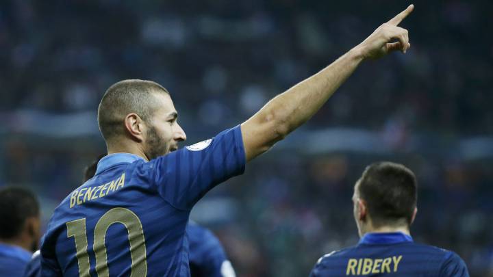 Karim Benzema celebra un gol a Finlandia con Francia en un partido de clasificación para el Mundial de Brasil 2014.