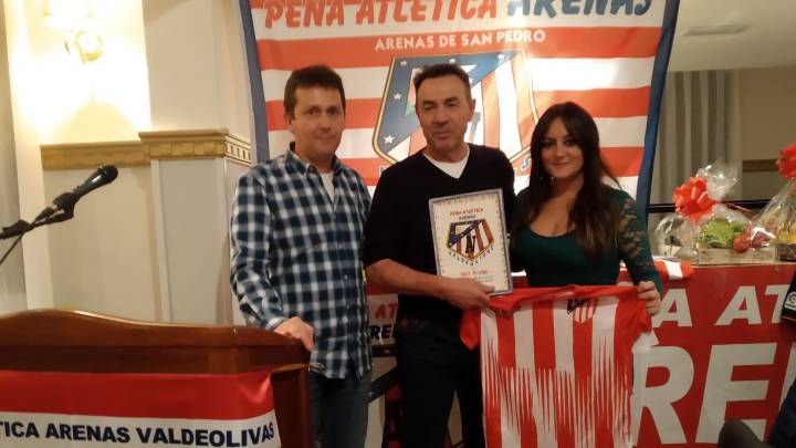 Pedro Delicado, presidente de la peña atlética Arenas Valdeolivas, Abel Resino y Patricia Cazón, redactora de Diario AS, en el IV aniversario de la peña atlética Arenas Valdeolivas.