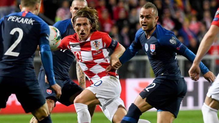 Stanislav Lobotka pugna por el balón con Luka Modric durante el partido del pasado sábado entre Croacio y Eslovaquia.