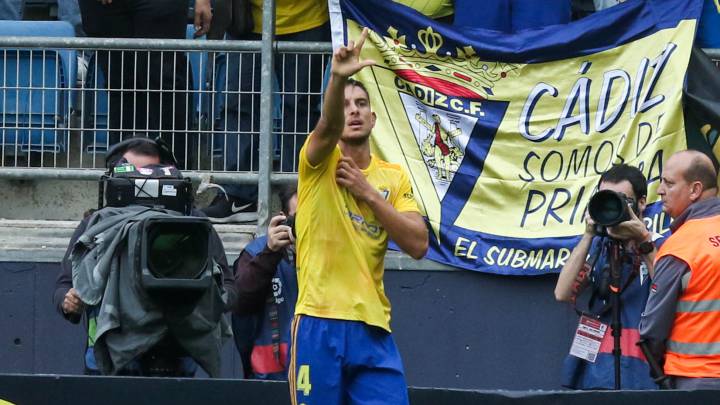 Marcos Mauro, del Cádiz, celebra su tanto ante el Sporting.