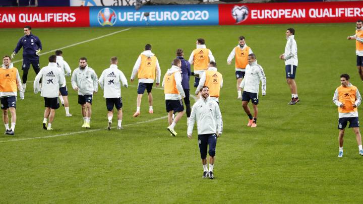 Sergio Ramos, que hoy disputará su partido número 170 con La Roja, aparece al frente de la Selección en el entrenamiento que realizó en la fría tarde de ayer en el Wanda Metropolitano
