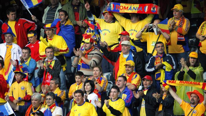 Aficionados rumanos animando a su selección.