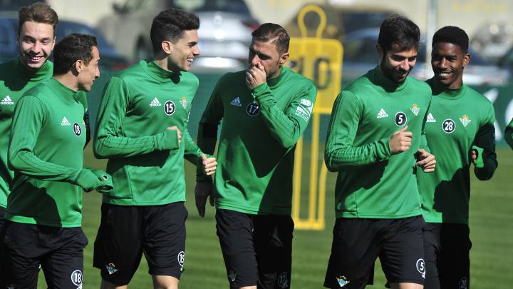 El defensa del Betis Marc Bartra elogió a su compañero Joaquín Sánchez: "Es el termómetro del vestuario, el líder en el humor y cuando hay que ser serios".