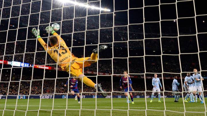 Rubén Blanco intenta llegar a un lanzamiento de Leo Messi que acabó en gol durante el partido entre el Barcelona y el Celta.
