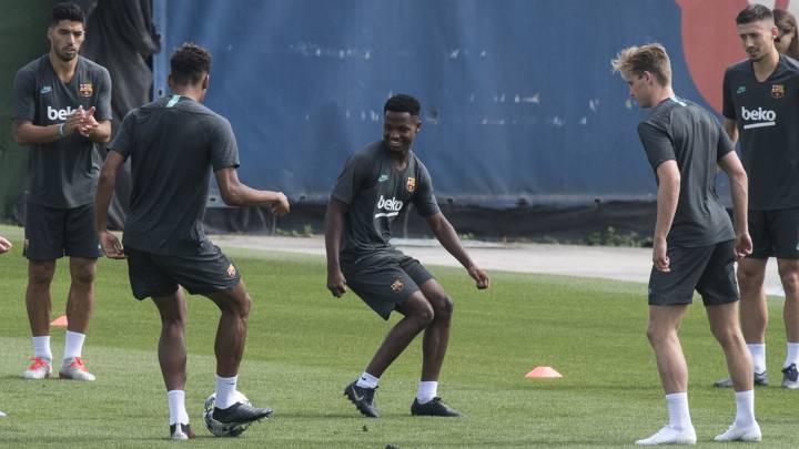 Ansu Fati, en el medio de un rondo durante un entrenamiento del Barcelona.