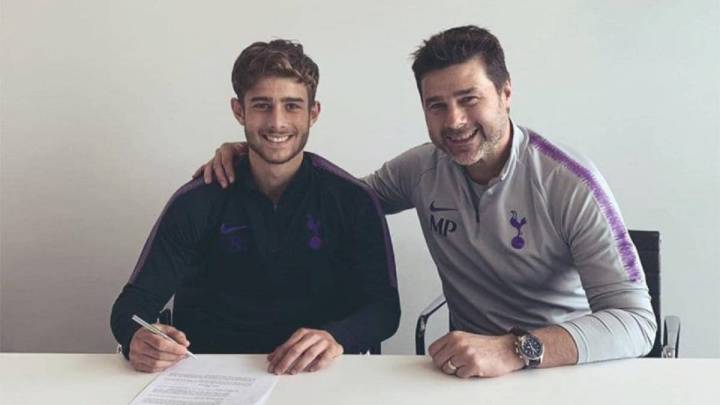 El jugador del Tottenham, Maurizio Pochettino, con su padre, Mauricio, exentrenador del primer equipo.