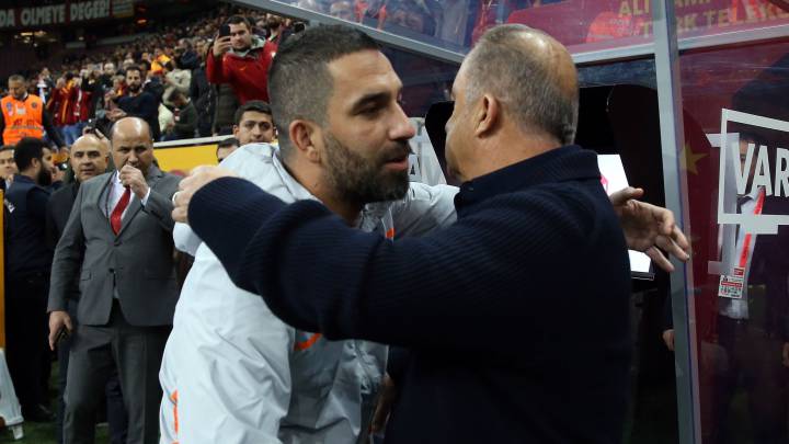 Arda Turan besa la mano de Fatih Terim.