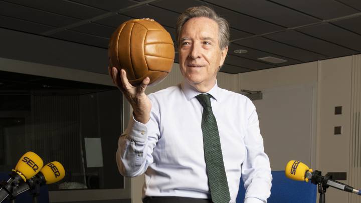 Iñaki Gabilondo, posando para AS en los estudios de la Cadena SER en la madrileña Gran Vía.