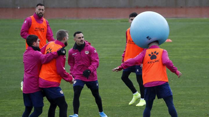 Luna, Pozo, Saveljich y Álvaro miran a su compañero en un ejercicio.