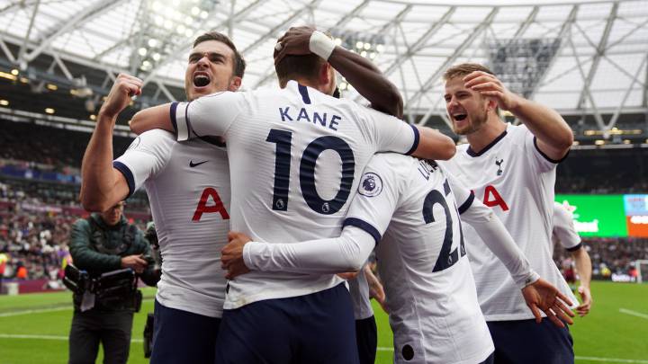 Harry Kane celebra el tercer gol con sus compañeros.