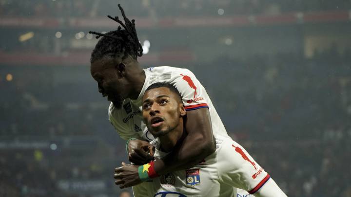 El Lyon vence al Niza y se acerca a Europa
