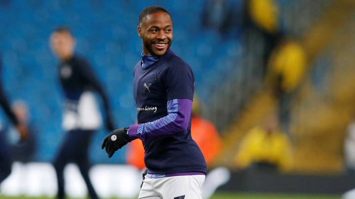 Raheem Sterling durante el calentamiento previo al Manchester City-Chelsea de la Premier League.