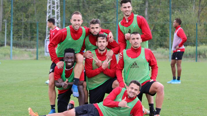 Parte de la plantilla rojilla bromea con un gesto alegre a la conclusión de un entrenamiento de esta semana.