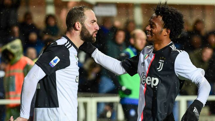 Cuadrado felicita a Higuaín en Bérgamo después de la asistencia del colombiano.