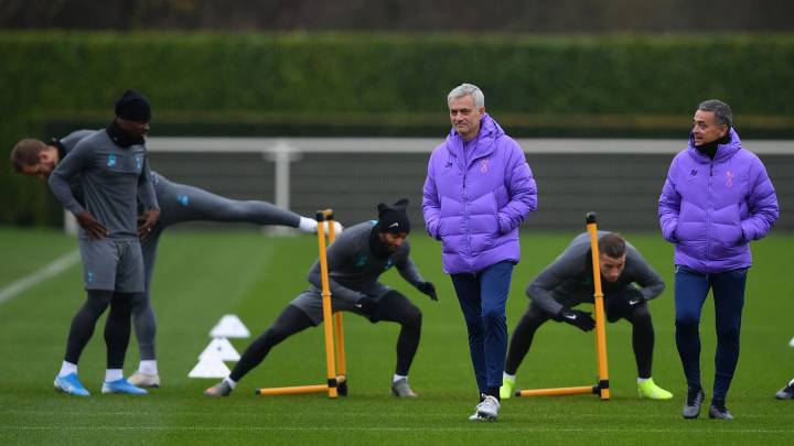 Mourinho en el entrenamiento del Tottenham antes de Champions.
