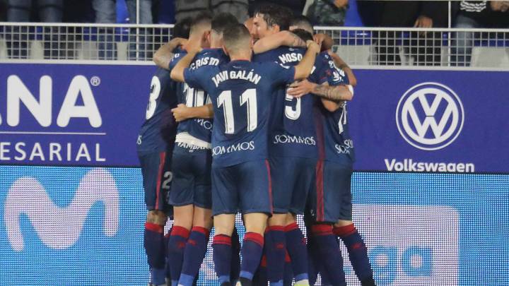El Huesca celebra un gol durante su partido en casa contra el Elche.