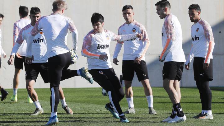 Ferran, Wass (de espaldas), Carlos Soler, Hugo Guillamón, Maxí Gómez y Coquelin.