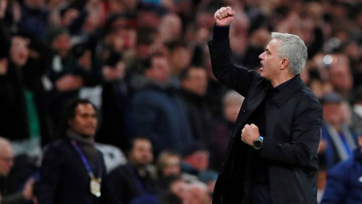 Mourinho celebra con su afición uno de los goles del Tottenham.
