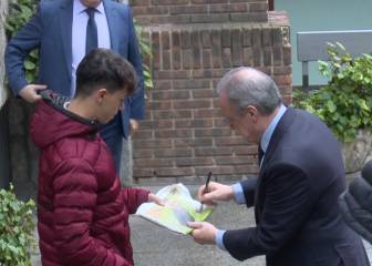 Florentino firma a un niño la portada de AS de Mbappé