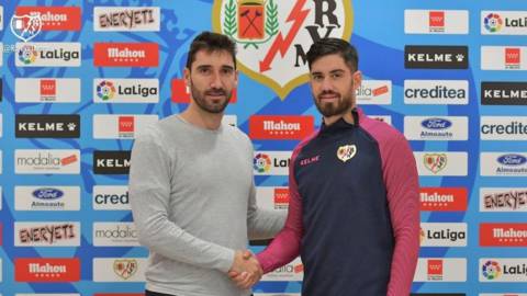 Cobeño da la bienvenida a Roberto Santamaría.
