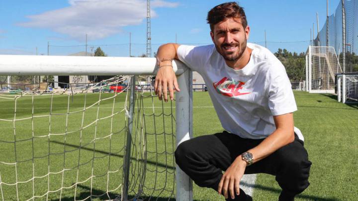 José Campaña posa para el diario AS en la Ciudad Deportiva del Levante.