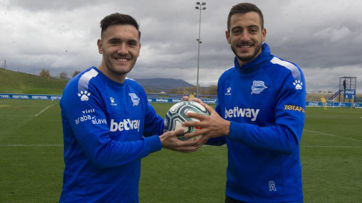 Lucas y Joselu posan ayer para AS en las instalaciones de Ibaia.
