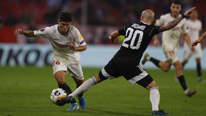 El Sevilla hizo debutar al centrocampista ofensivo José Mena, otro producto de Utrera como Dani Ceballos, José Antonio Reyes, Israel Bascón o Juan Muñoz.