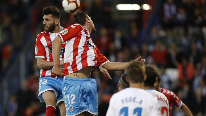 Manu Barreiro pelea por un balón aéreo en un Lugo - Depor