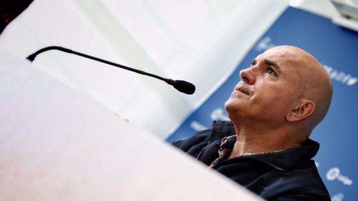 Luis César en la sala de prensa de Abegondo