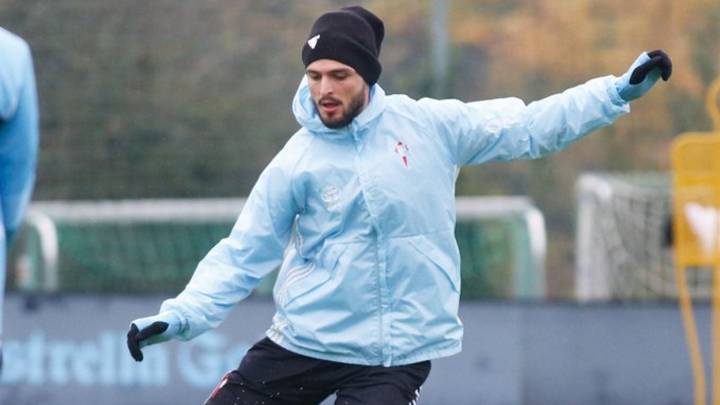 El mediocentro turco Okay Yokuslu golpea el balón durante un entrenamiento del Celta en A Madroa.