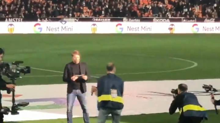 Gaizka Mendieta whistled by Valencia fans during surprise Mestalla visit