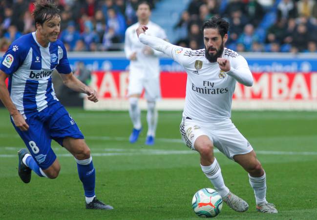 Isco in action for Real Madrid against Alavés.