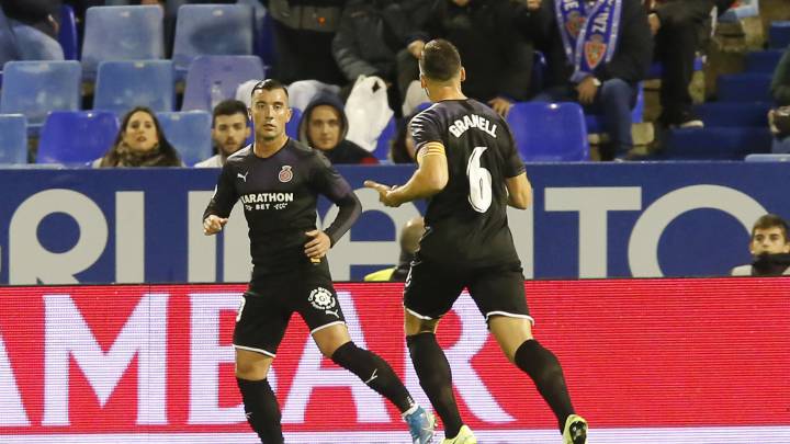 Borja García celebra con Granell el 0-2 en el Zaragoza-Girona.