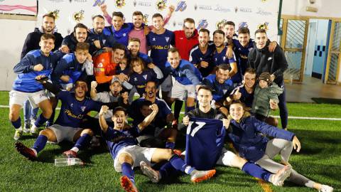 Los jugadores del Melilla celebran la clasificación para la primera ronda de Copa del Rey.