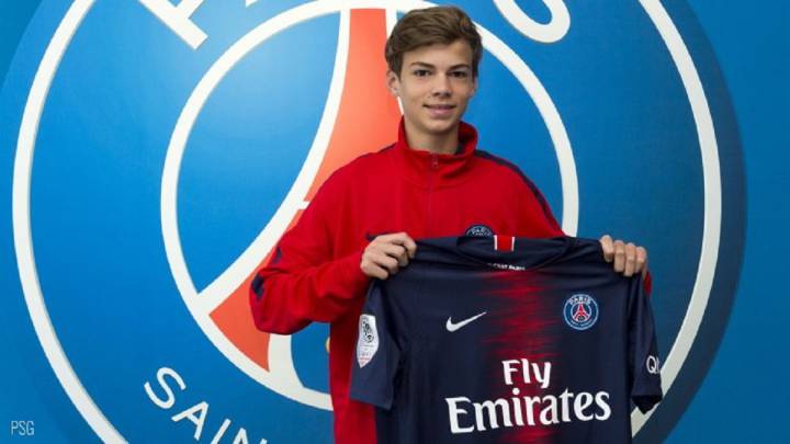 El centrocampista francés de 16 años, Édouard Michut, con la camiseta del PSG.