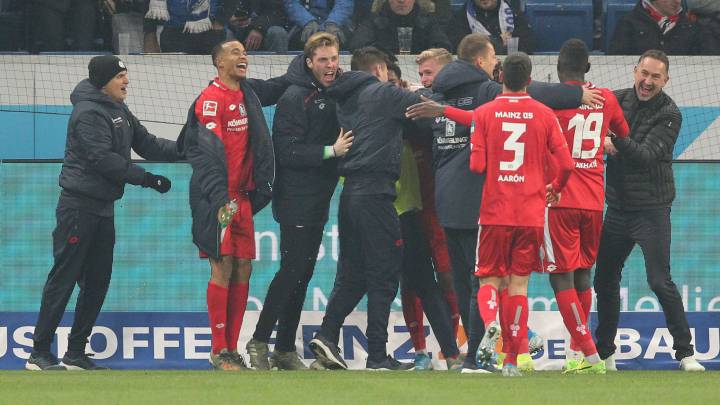 Los jugadores del Mainz celebran una victoria en la Bundesliga.
