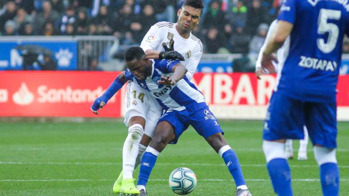 Casemiro pugna con Wakaso por el control del balón.