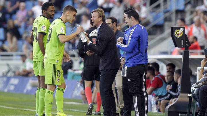 Guti dando instrucciones a sus jugadores durante el Tenerife-Almería.