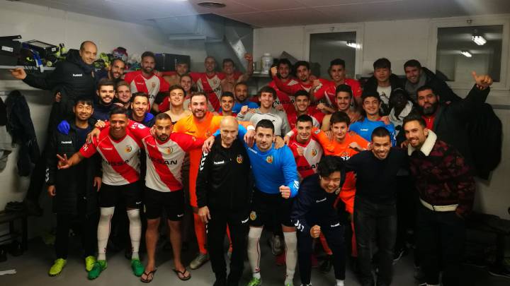 L'Hospitalet celebra una victoria en el vestuario.