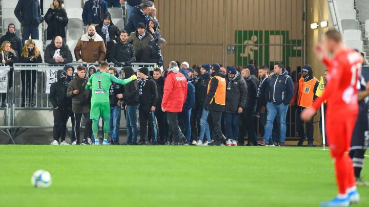 El Girondins-Nimes, detenido tras bajar los ultras al césped