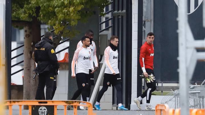 Denis Cheryshev y Mouctar Diakhaby a su llegada a la sesión de entrenamiento en Paterna.