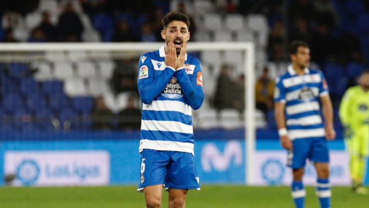 Peru Nolaskoain, lamentándose por una oportunidad perdida durante un partido del Deportivo.