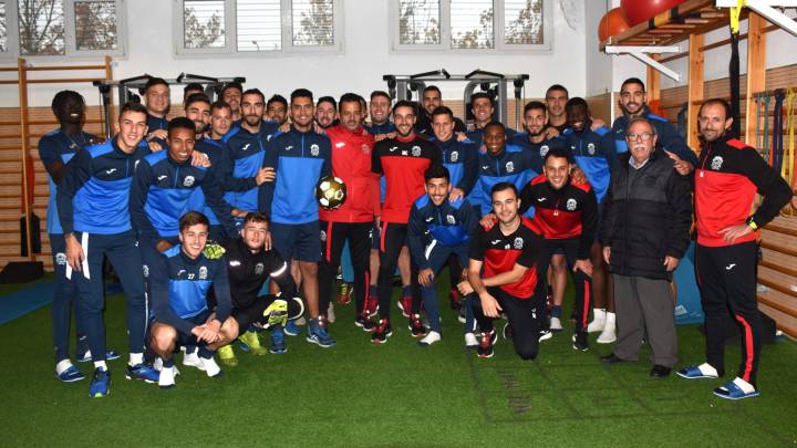 La plantilla del Fuenlabrada, posando con el 'Balón Dorado' por su lucha contra el cáncer infantil.