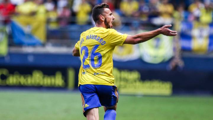 Javi Navarro, en un partido con el Cádiz.