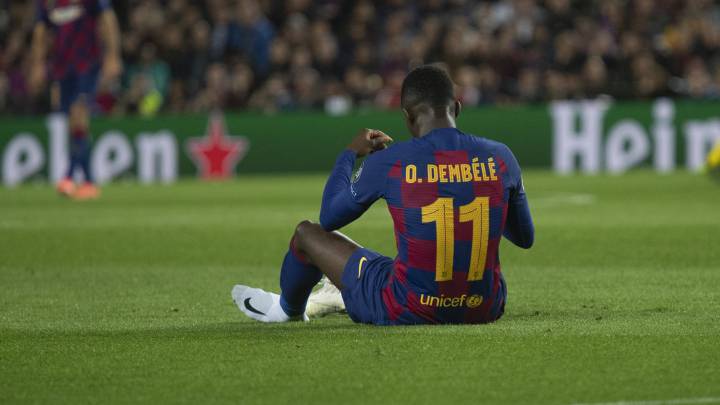 Ousmane Dembélé se lamenta tras lesionarse en el partido de Champions League entre el F.C. Barcelona y el Borussia Dortmund.