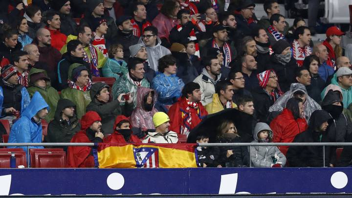 Afición del Atlético durante el partido contra el Barcelona.