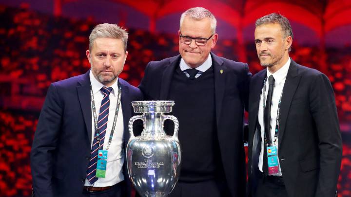 Luis Enrique junto con los seleccionadores de Suecia (centro) y Polonia tras el sorteo de la Eurocopa, el sábado en Rumanía.