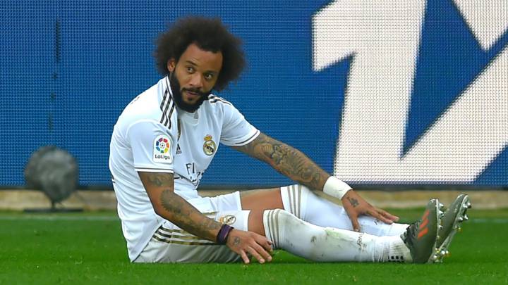 Marcelo, tendido sobre el césped en Mendizorroza durante el Alavés-Real Madrid.
