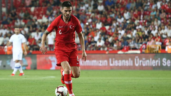 Okay Yokuslu, durante un partido de Turquía contra Grecia.